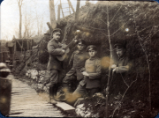 Soldaten im Schützengraben während des Ersten Weltkriegs inmitten von Trümmern
