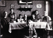 Familiensammlung im historischen Raum mit traditionellem Tisch in Deutschland