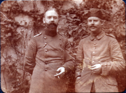 Zwei Soldaten in Uniform entspannt in der Natur während des Ersten Weltkriegs