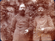 Zwei Soldaten in Uniform entspannt in der Natur während des Ersten Weltkriegs