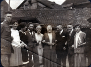 Gruppenbild vor einem historischen Gebäude mit Freunden aus den 1920er Jahren