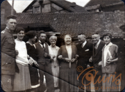 Gruppenbild vor einem historischen Gebäude mit Freunden aus den 1920er Jahren