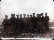 Gruppe von Soldaten in uniformierter Kleidung auf einem verschneiten Feld