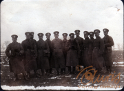 Gruppe von Soldaten in uniformierter Kleidung auf einem verschneiten Feld
