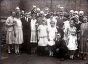 Eine große Gruppe versammelt sich zum Familienfest der 1920er