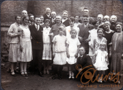 Eine große Gruppe versammelt sich zum Familienfest der 1920er
