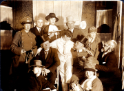 Gruppenbild mit historischen Kostümen in einem alten Raum während einer Feier
