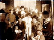 Gruppenbild mit historischen Kostümen in einem alten Raum während einer Feier