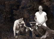Historisches Gruppenfoto in einem Park im Sommer, Menschen in Uniform und Kleid