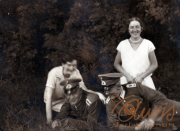 Historisches Gruppenfoto in einem Park im Sommer, Menschen in Uniform und Kleid