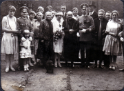 Familienfeier im Freien mit Braut und Gästen in historischem Ambiente