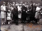 Familienfeier im Freien mit Braut und Gästen in historischem Ambiente