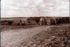 Landschaft mit Feldweg und Hügeln in ländlicher Umgebung während des Tages