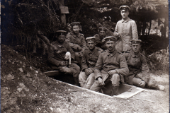 Soldaten in uniform beim Grabenbau in einem Wald während des Ersten Weltkriegs