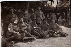 Soldaten im Ersten Weltkrieg posieren in einem Wald im Jahr 1917