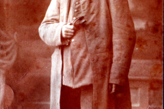 Ein deutscher Soldat in Uniform hält eine Pistole in der Hand