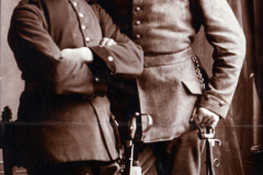 Zwei Soldaten in historischer Uniform aus dem frühen 20. Jahrhundert