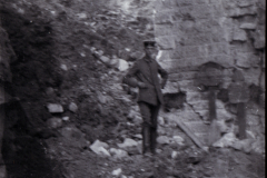 Ein Soldat steht in einem zerstörten Gebäude während des Ersten Weltkriegs