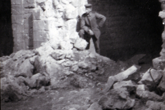 Erkundung einer alten Ruine in den Bergen während des frühen 20. Jahrhunderts