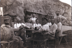 Arbeitergruppe vor einer Felswohnung im frühen 20. Jahrhundert