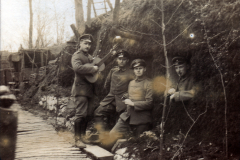 Soldaten im Schützengraben während des Ersten Weltkriegs inmitten von Trümmern