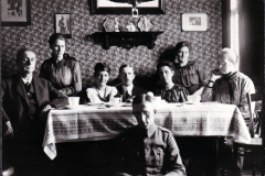 Familiensammlung im historischen Raum mit traditionellem Tisch in Deutschland