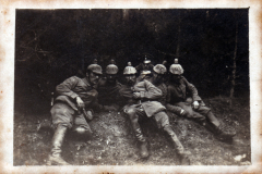 Soldaten sitzen in einer Waldlandschaft während des Ersten Weltkriegs