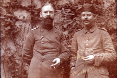 Zwei Soldaten in Uniform entspannt in der Natur während des Ersten Weltkriegs