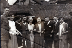 Gruppenbild vor einem historischen Gebäude mit Freunden aus den 1920er Jahren