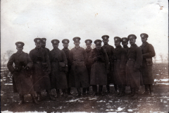 Gruppe von Soldaten in uniformierter Kleidung auf einem verschneiten Feld