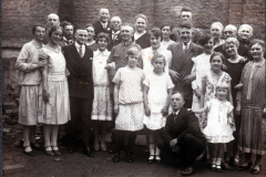 Eine große Gruppe versammelt sich zum Familienfest der 1920er