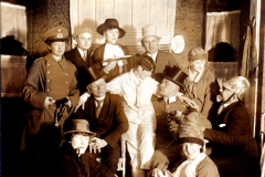 Gruppenbild mit historischen Kostümen in einem alten Raum während einer Feier