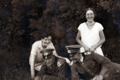 Historisches Gruppenfoto in einem Park im Sommer, Menschen in Uniform und Kleid