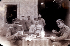 Soldaten bei einer Mahlzeit im Freien während des Ersten Weltkriegs in einem militärischen Lager