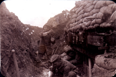 Soldaten im Graben während des Ersten Weltkriegs, in einer frostigen Umgebung, um 1917