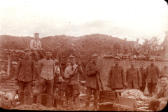 Soldaten in Uniform stehen vor einer Barrikade in einem Kriegslager während des Ersten Weltkriegs