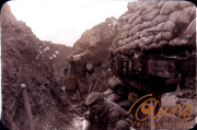 Soldaten im Graben während des Ersten Weltkriegs, in einer frostigen Umgebung, um 1917