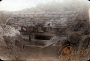 Schützengraben aus dem Ersten Weltkrieg in Europa, sichtbar durch Sandsäcke und Holzstämme,