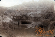Schützengraben aus dem Ersten Weltkrieg in Europa, sichtbar durch Sandsäcke und Holzstämme,