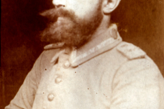 Historisches Porträt eines Soldaten in Uniform aus dem 19. Jahrhundert, aufgenommen in einer unbekannten Umgebung
