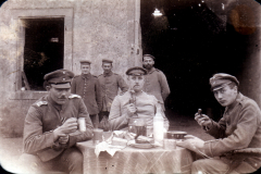 Soldaten bei einer Mahlzeit im Freien während des Ersten Weltkriegs in einem militärischen Lager