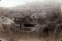 Schützengraben aus dem Ersten Weltkrieg in Europa, sichtbar durch Sandsäcke und Holzstämme,