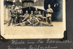 Soldaten des Heeres an der Westfront während des Ersten Weltkriegs in einer lagerähnlichen Umgebung