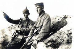 Zwei Soldaten an der Westfront während des Ersten Weltkriegs in kritischem Moment