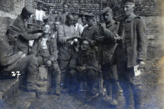 Soldaten des Heeres an der Westfront während einer medizinischen Behandlung im Ersten Weltkrieg