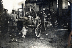Soldaten vor einem beschädigten Gebäude an der Westfront während des Ersten Weltkriegs