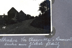 Verlatenes Gelände an der Westfront mit Häusern, strahlendem Himmel und perspektivischer Straßenansicht