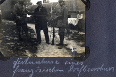 Soldaten am Westfront während des Ersten Weltkriegs mit Gewehren und Zivilperson