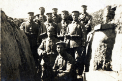 Soldaten an der Westfront während des Ersten Weltkriegs in einer Schützengrabenstellung