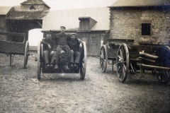 Soldaten an der Westfront mit Pferdewagen in einer ländlichen Umgebung während des Ersten Weltkriegs